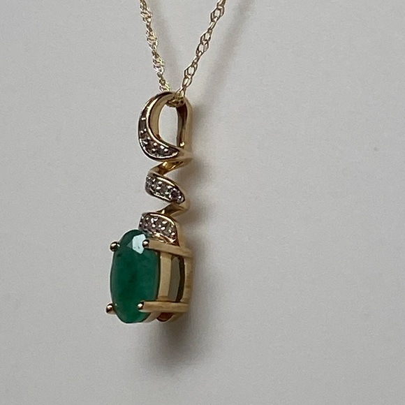 10K Yellow Gold Oval Shape Natural Emerald and Diamond Pendant and Chain NEW - Picture 5 of 9